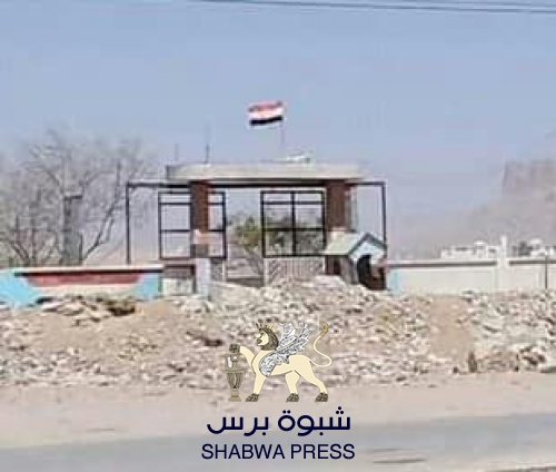قوات عسكرية يمنية مسلحة تنسحب من مناطق التماس مع الحوثي وتتكدس في عاصمة شبوة ‘‘عتق‘‘