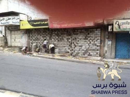 تجار تعز يغلقون محلاتهم التجارية بالحجارة والأسمنت .. والحشد ينهب مواد بناء مسجد قيد البناء