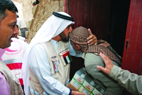 "الأيادي الإماراتية" يداً تحارب الإرهاب ويداً تمد المساعدات