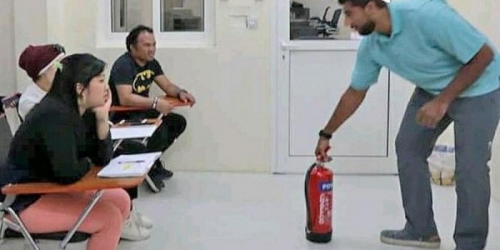 خليفة الإنسانية تدرب طلاب سقطرى على أعمال الإنقاذ 