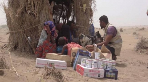 الهلال الإماراتي يقدم مساعدات طارئة لأسرتين منكوبتين بجرائم الحوثيين في الحديدة