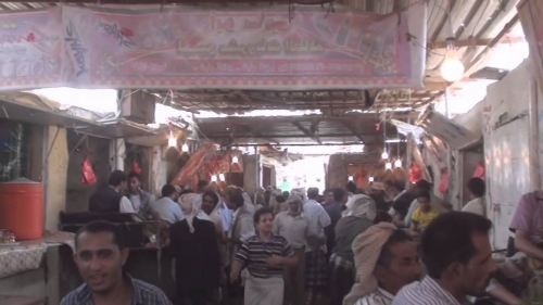 محافظ شبوه يحتال على #فيروس_كرونا بنقل سوق القات الى موقع جديد وسط الاحياء السكنية بعتق 