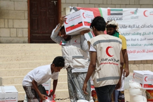 "الهلال الأحمر" يتغلب على وعورة الطرق ويقدم مساعدات لأهالي الريدة وقصيعر في حضرموت