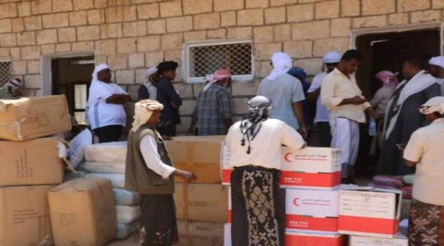 «خليفة الإنسانية» توزّع المساعدات على سكان ساحل شرق سقطرى