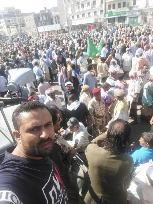 احتجاجات غاضبة في عدن والمتظاهرون يتجاوزون بوابات قصر معاشيق