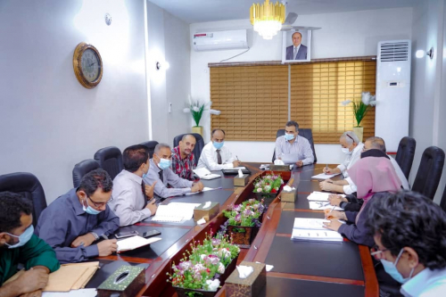 محافظ العاصمة عدن يرأس اجتماعاً مشتركاً لمؤسسة المياه وهيئة المنطقة الحرة 