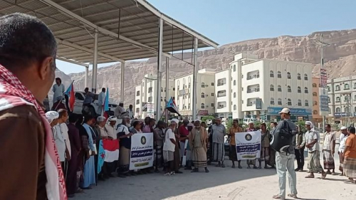انتقالي سيئون ينظم وقفة احتجاجية للمطالبة برحيل المنطقة العسكرية الأولى وتنفيذ بقية بنود إتفاقية الرياض