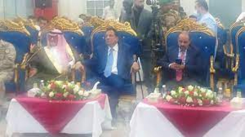 "وزير تويتر".. "صحفي" يوجه انتقادات لاذعة لوزير الإعلام اليمني