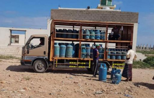 "خليفة الإنسانية" تدفع بإمدادات جديدة من الغاز المنزلي لمناطق سقطرى