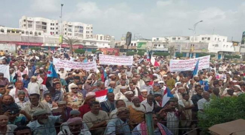 تظاهرة حاشدة بساحة العروض بعدن تنديداً بحرب الخدمات وفساد الشرعية
