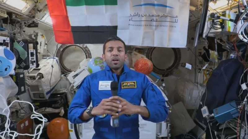 محمد بن راشد يجري أول اتصال مرئي مع رائد إماراتي من محطة الفضاء