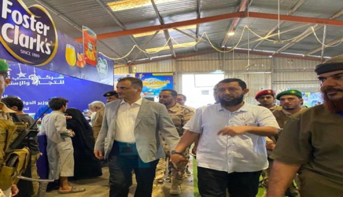 محافظ عدن يحث التجار على تقديم تخفيضات للمواطنين في الخيمة الرمضانية