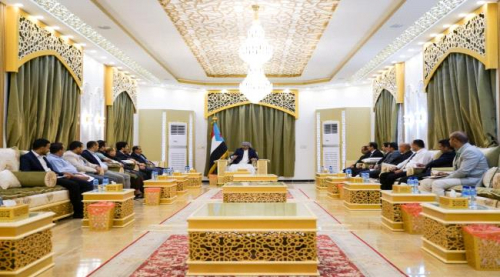 الرئيس الزُبيدي يلتقي باللجنة الخاصة بالإعداد لهيكلة المجلس الانتقالي الجنوبي