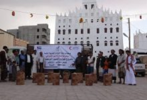 الهلال الأحمر الإماراتي يدشن توزيع التمور الرمضانية في محافظة شبوة