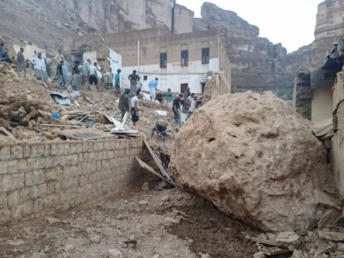 بسبب الأمطار: سقوط صخرة على منزل في الجحي بدوعن