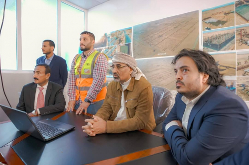الرئيس الزُبيدي يتفقد المحطة الشمسية الاماراتية في عتق