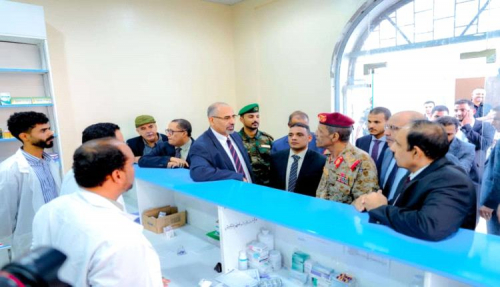 الرئيس الزُبيدي يتفقد المنطقة الثانية والمستشفى العسكري في المكلا