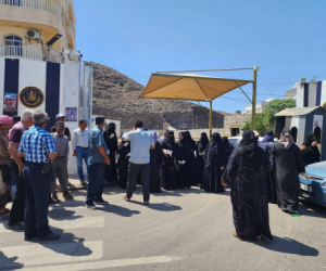 كوادر أمانة الانتقالي تواصل الاحتجاج على إغلاق مقرها