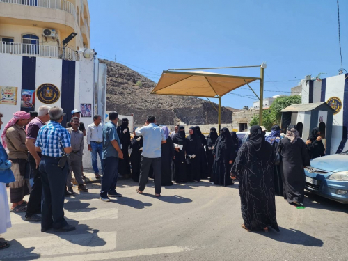 كوادر أمانة الانتقالي تواصل الاحتجاج على إغلاق مقرها