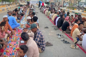 سيئون تحتضن أطول سفرة إفطار صائم صدقة على أرواح شهداء القوات المسلحة الجنوبية في صحراء حضرموت