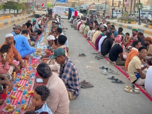 سيئون تحتضن أطول سفرة إفطار صائم صدقة على أرواح شهداء القوات المسلحة الجنوبية في صحراء حضرموت
