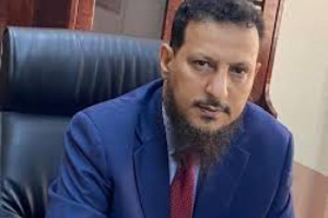 من يحكم ويتحكم في عدن.. المحافظ شيخ يعترف بالعجز: لا أعلم من أغلق مقرات الانتقالي ولا أملك صلاحية فتحها