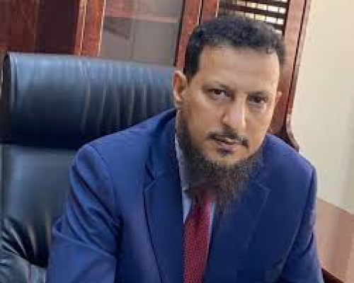 من يحكم ويتحكم في عدن.. المحافظ شيخ يعترف بالعجز: لا أعلم من أغلق مقرات الانتقالي ولا أملك صلاحية فتحها