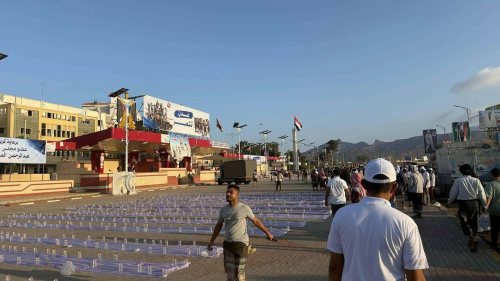 بين عرض الزبيدي العسكري وسمبوسة أبوزرعة.. ساحة خورمكسر كما يراها الشارع الجنوبي(صور) 