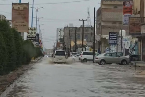 أمطار غزيرة تضرب عتق وتدفق السيول يعيق الحركة في شوارعها