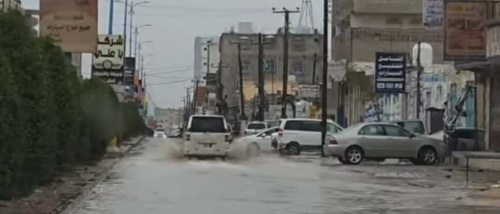 أمطار غزيرة تضرب عتق وتدفق السيول يعيق الحركة في شوارعها