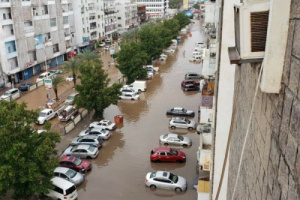امطار غزيرة على عدن أول ضحاياها غرق الشارع الرئيسي بالمعلا (صور)