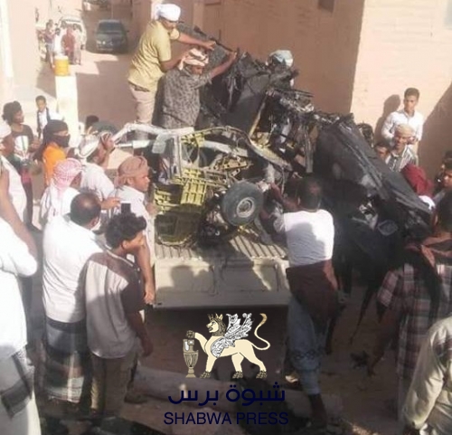 مواطنو سيئون يجمعون حطام الطائرة التي أسقطها الدفاع الجوي السعودي وقوات الأحمر لا تعلم عنها (صور)