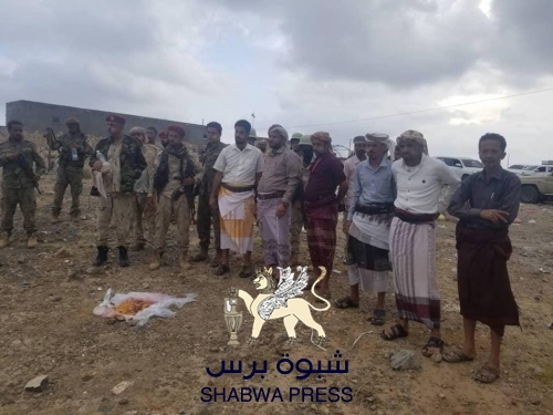قائد اللواء الثالث دعم وإسناد يزور معسكر العر بيافع لرفع معنويات المقاتلين 