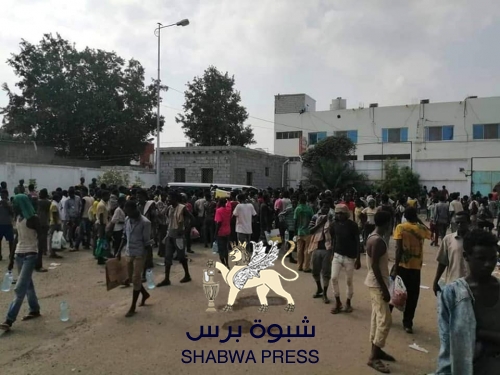 نقل أربعة آلاف مهاجر أفريقي غير شرعي إلى أحد ملاعب كرة القدم في عدن