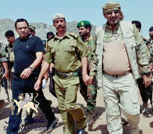 القائد الزبيدي يتفقد معسكرات القوات الجنوبية  لتعزيز المقاتلين على الحدود في الضالع