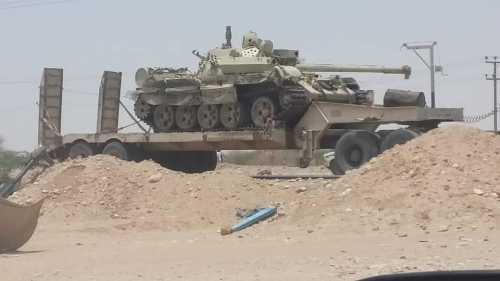 الشرعية تدفع بأسلحة ثقيلة بينها دبابات الى أبين وناشطون يحذرون من مؤامرة