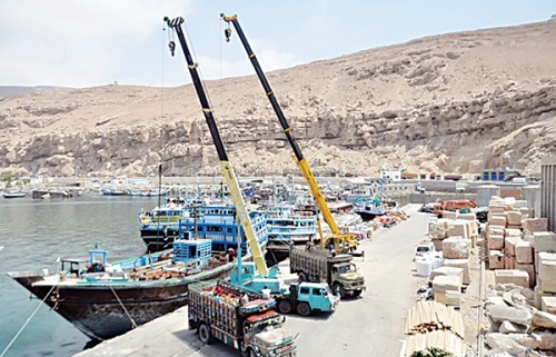 ميناء المكلا يشدد الإجراءات الوقائية على البواخر والسفن الخشبية