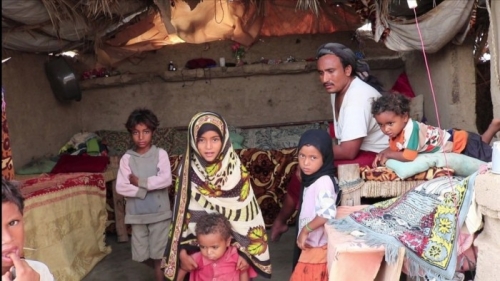 الهلال الإماراتي ينقذ أسرة شردها الحوثيون ونهبوا أملاكها