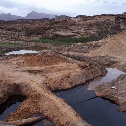 جريمة ضد الإنسان والبيئة في شبوه .. بحيرات النفط في الغيل، مديرية الروضة، شبوة