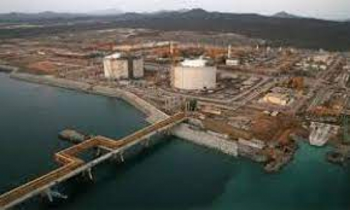 "العولقي" يلمح إلى وقوف الإخوان خلف قصف منشأة بالحاف بشبوة