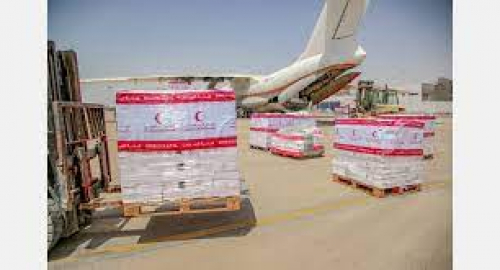 وصول طائرة إغاثية اماراتية إلى المكلا تحمل أطناناً من المساعدات الغذائية كدفعة أولى مقدمة لأهالي حضرموت