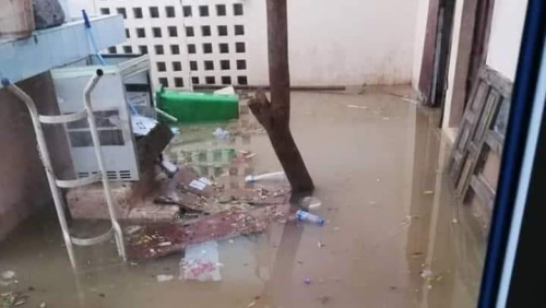 في ظل تقاعس سلطة الاخوان: مياه الأمطار تغرق مستشفى عتق العام