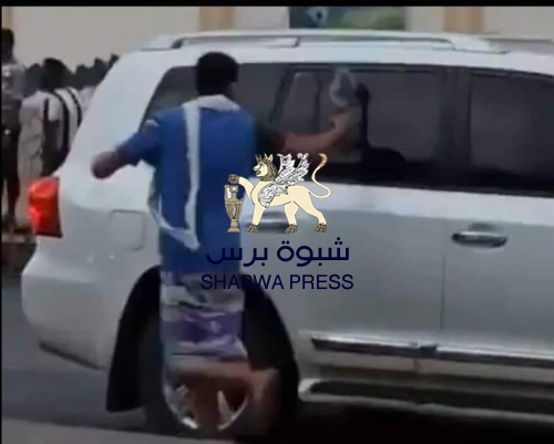 شباب المكلا الغاضبون يقذفون موكب حكومة معين والبحسني بالأحذية  