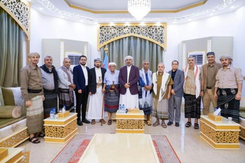 الرئيس الزُبيدي يستقبل عددا من وجهاء محافظة أبين