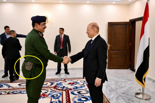 حراسة العليمي يجردون "رامبو الداخلية" من مسدّسه الشخصي