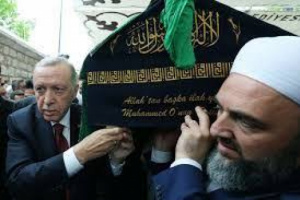 الإصلاحيين يسرقون جنازة الشيخ "حسن كيليش" التي حضرها أردوغان وينسبوها للزنداني 