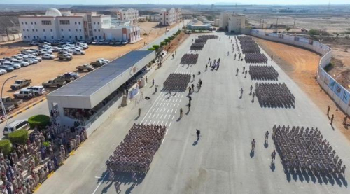 البحسني يشهد عرضًا عسكريًا بمناسبة الذكرى الثامنة لتحرير ساحل حضرموت