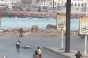 ناشط حضرمي يكشف: &ldquo;عنصر أمني سابق يطلق النار ثم يندس بين المتظاهرين&rdquo;