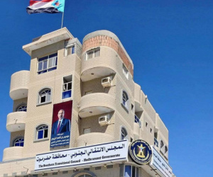 بقوة الشارع الحضرمي لا برغبة مليشيات سلطات القمع والقتل.. إعادة فتح مقر الانتقالي بالمكلا