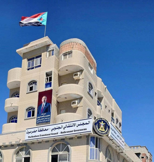 بقوة الشارع الحضرمي لا برغبة مليشيات سلطات القمع والقتل.. إعادة فتح مقر الانتقالي بالمكلا